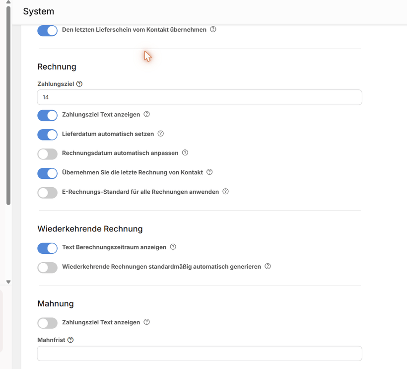 Die Systemeinstellungen von sevdesk unter Aufträge und Rechnungen. Der Block Mahnung ganz unten enthält nur den Schalter Zahlungsziel Text anzeigen und ein leeres Feld Mahnfrist. Felder für Mahngebühren oder Verzugszinsen fehlen.